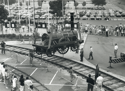 109286 Afbeelding van de plaatsing van de replica van De Arend (de eerste stoomlocomotief in Nederland) op het terrein ...